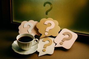 Lång, smal ribbvägg i ljus träfanér med mörk bakgrund, vardagsrum.