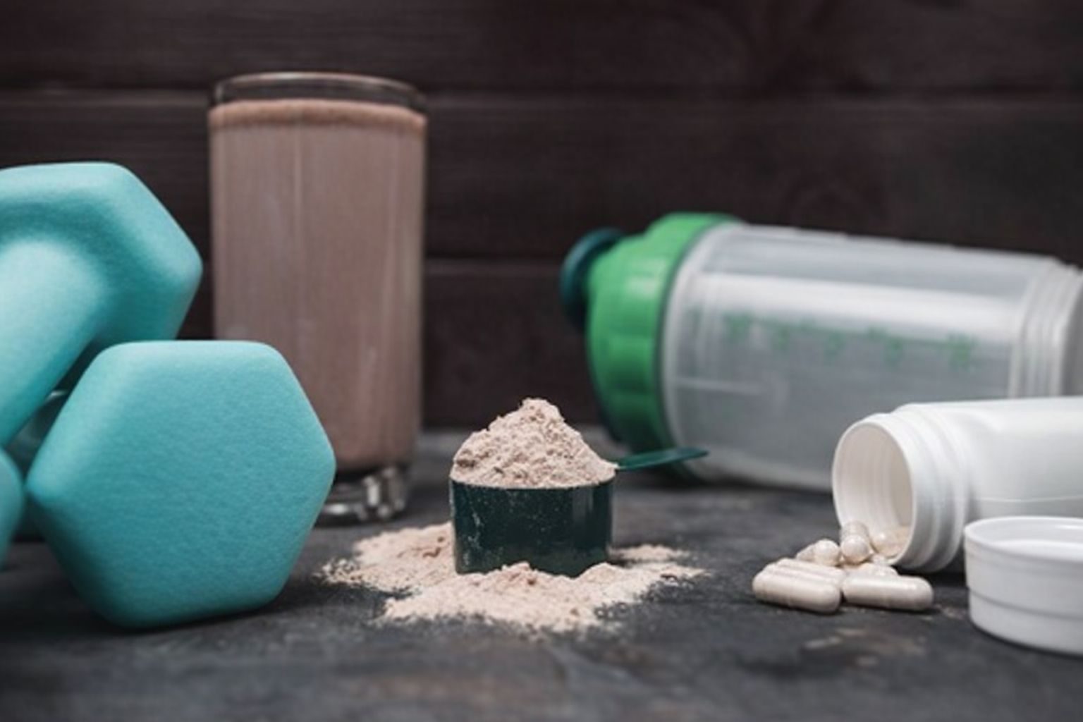 PWO-pulver, piller, en shaker och en dryck i glas.