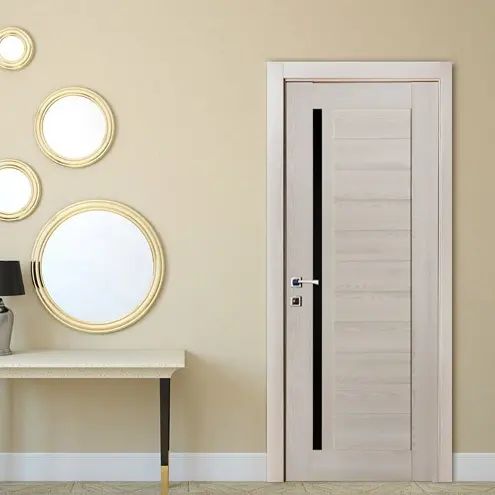 Modern ljus innerdörr med glasparti i ett elegant inrett rum.