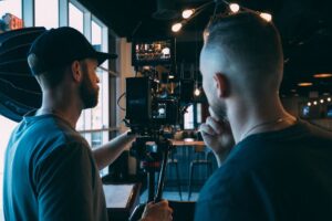 Ett professionellt produktionsteam i Malmö filmar med en avancerad kamera inomhus.