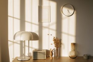 Varmt dagsljus över lampa, radio och inredning i ett lugnt rum